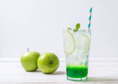 Yeşil elma soda ahşap masa üzerinde