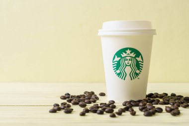 Bangkok, Tayland - 5 Haziran 2018: Beyaz kahve fincanı Starbucks logosu üzerinde tahta arka plan ile. Starbucks dünyanın en büyük kahve evi 61 ülke içinde 20.000'den fazla mağaza ile mi.
