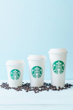 Bangkok, Tayland - 5 Haziran 2018: Beyaz kahve fincanı Starbucks logosu üzerinde tahta arka plan ile. Starbucks dünyanın en büyük kahve evi 61 ülke içinde 20.000'den fazla mağaza ile mi.