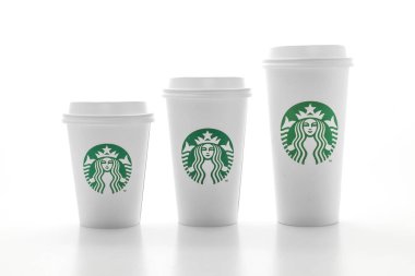 Bangkok, Tayland - 5 Haziran 2018: Beyaz kahve fincanı beyaz arka plan üzerinde izole Starbucks logosu ile. Starbucks dünyanın en büyük kahve evi 61 ülke içinde 20.000'den fazla mağaza ile mi.