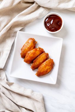 Barbekü tavuk kanadı sosu ile