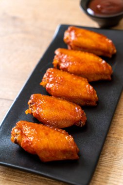 Barbekü tavuk kanadı sosu ile