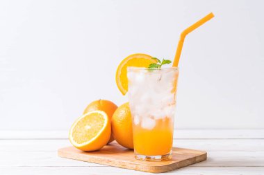 yanında da soda ahşap masa portakal suyu