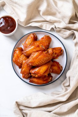 Barbekü tavuk kanadı sosu ile