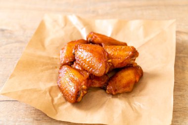 Barbekü tavuk kanadı sosu ile