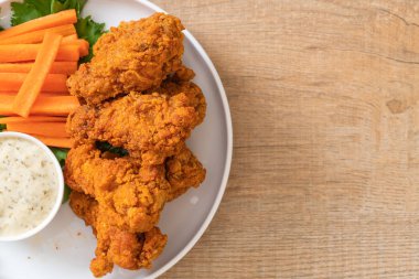 Sebzeli kızarmış tavuk kanadı.