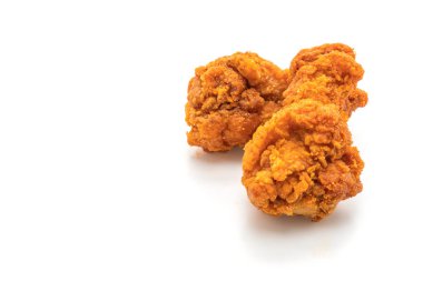 Beyaz arka plan üzerinde izole kızarmış baharatlı tavuk kanadı