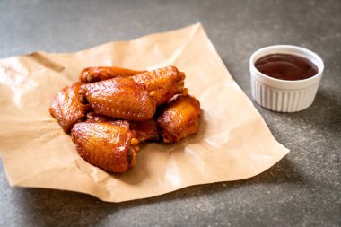 Barbekü tavuk kanadı sosu ile