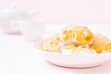 Asya tarzı ahşap zemin üzerine ev yapımı elma pasta