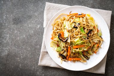 tavada kızartılmış yakisoba noodle sebzeli - vegan ve vejetaryen yiyecekler