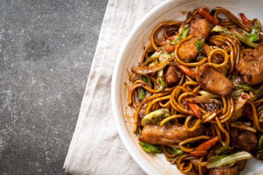 tavada kızartılmış yakisoba noodle pork - Asya gıda tarzı ile