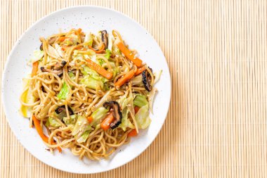 tavada kızartılmış yakisoba noodle sebzeli - vegan ve vejetaryen yiyecekler