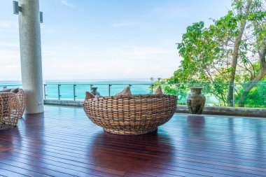 boş veranda sandalye ve masa deniz görünümü arka plan ile