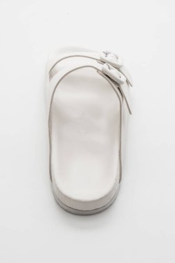 Kadınlar beyaz arka plan üzerinde izole sandalet deri