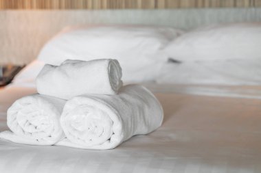 Otel ve tatil yatakta üzerinde beyaz havlu