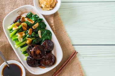 Sarımsaklı istiridye soslu kızarmış Hong Kong Kale heyecan