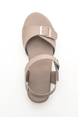 Kadınlar beyaz arka plan üzerinde izole sandalet deri