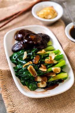 Sarımsaklı istiridye soslu kızarmış Hong Kong Kale heyecan