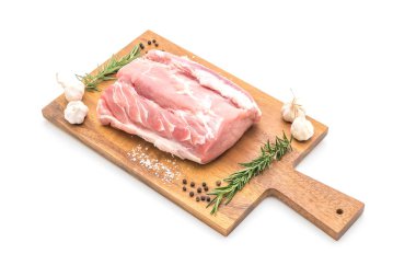 Beyaz arka planda izole edilmiş taze domuz filetosu.