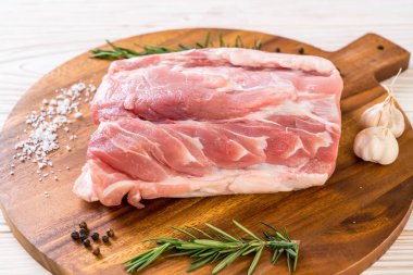 taze domuz ham filetosu ahşap tahta üzerinde