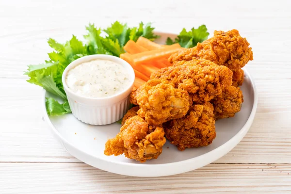 Sebzeli kızarmış tavuk kanadı.