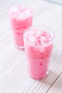 pembe çilek milkshake ahşap üzerine