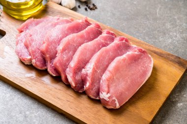 taze domuz ham filetosu ahşap tahta üzerinde