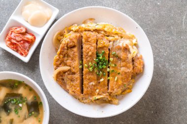 Kızarmış domuz pirzolası kasesi (Katsudon) - Japon yemek tarzı