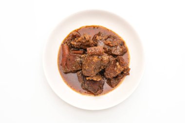 Beyaz arka plan üzerinde izole ot ile domuz eti güveç