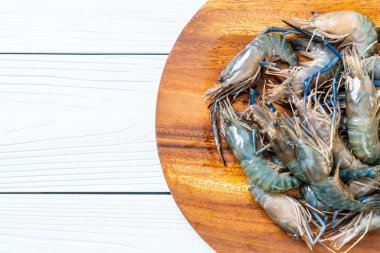 kesme tahtası üzerinde taze mavi karides