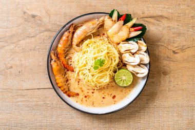 Baharatlı karides spagetti makarna (Tom Yum Goong) - İtalyan Füzyon gıda tarzı