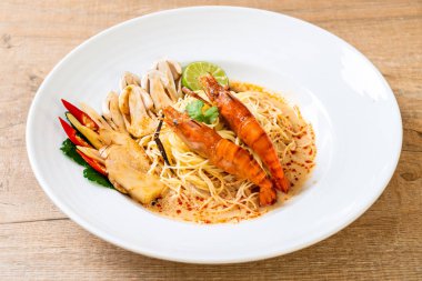 Baharatlı karides spagetti makarna (Tom Yum Goong) - İtalyan Füzyon gıda tarzı