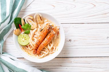 Baharatlı karides udon ramen noodle (Tom Yum Goong) - Japon füzyon gıda tarzı