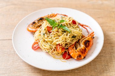 ızgara karides ve domates - İtalyan Füzyon gıda tarzı ile tavada kızartılmış spagetti