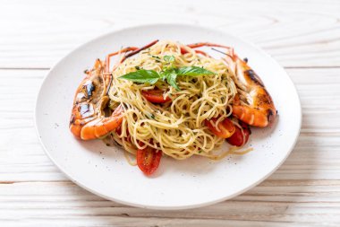 ızgara karides ve domates - İtalyan Füzyon gıda tarzı ile tavada kızartılmış spagetti