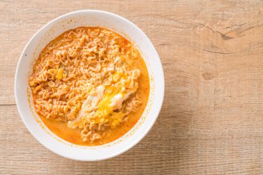 Tay baharatlı şehriye kase (Tom Yum Kung)