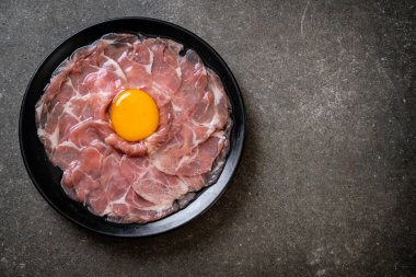 taze dilimlenmiş domuz ham yumurta pişirme veya shabu shabu ve sukiyaki yapma ile