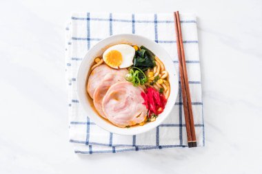 Baharatlı miso udon ramen noodle ile domuz eti - Japon gıda tarzı