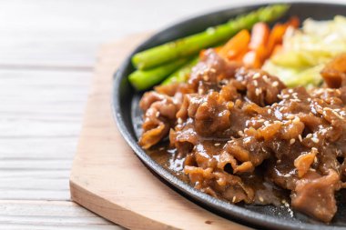 sıcak plaka - Asya tarzı domuz biftek dilimlenmiş