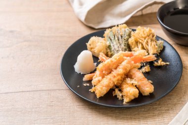 karides tempura (hırpalanmış kızarmış karides) sebze - Japon gıda tarzı