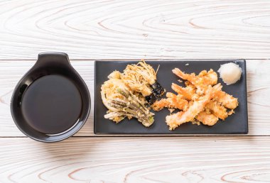 karides tempura (hırpalanmış kızarmış karides) sebze - Japon gıda tarzı
