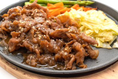 sıcak beyaz arka plan üzerinde izole plaka üzerinde domuz biftek dilimlenmiş