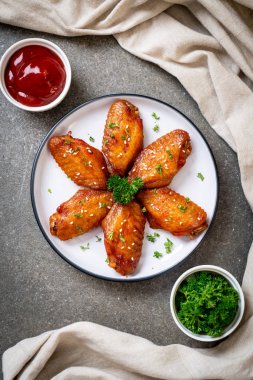 Beyaz susamlı ızgara tavuk kanadı.