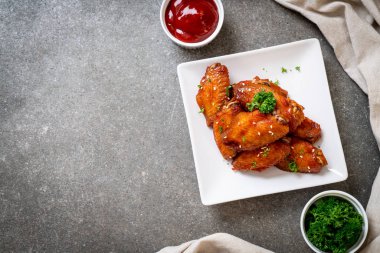 Beyaz susamlı ızgara tavuk kanadı.