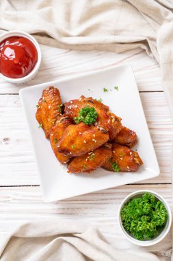 Beyaz susamlı ızgara tavuk kanadı.