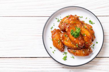 Beyaz susamlı ızgara tavuk kanadı.