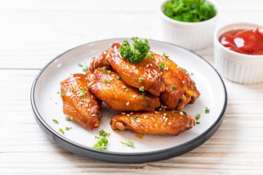 Beyaz susamlı ızgara tavuk kanadı.