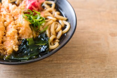 Japon usulü karidesli ramen eriştesi.