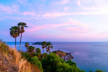 Phromthep Cape bakış açısıyla güzel günbatımı alacakaranlık gökyüzü Phuket, Tayland - işleme tarzı filtre efekti
