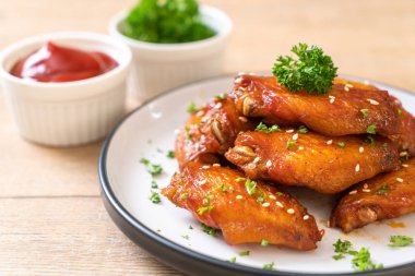 Beyaz susamlı ızgara tavuk kanadı.